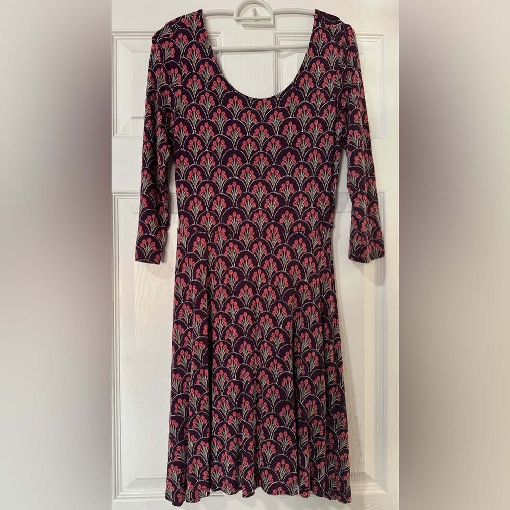 Cute knee length dress!